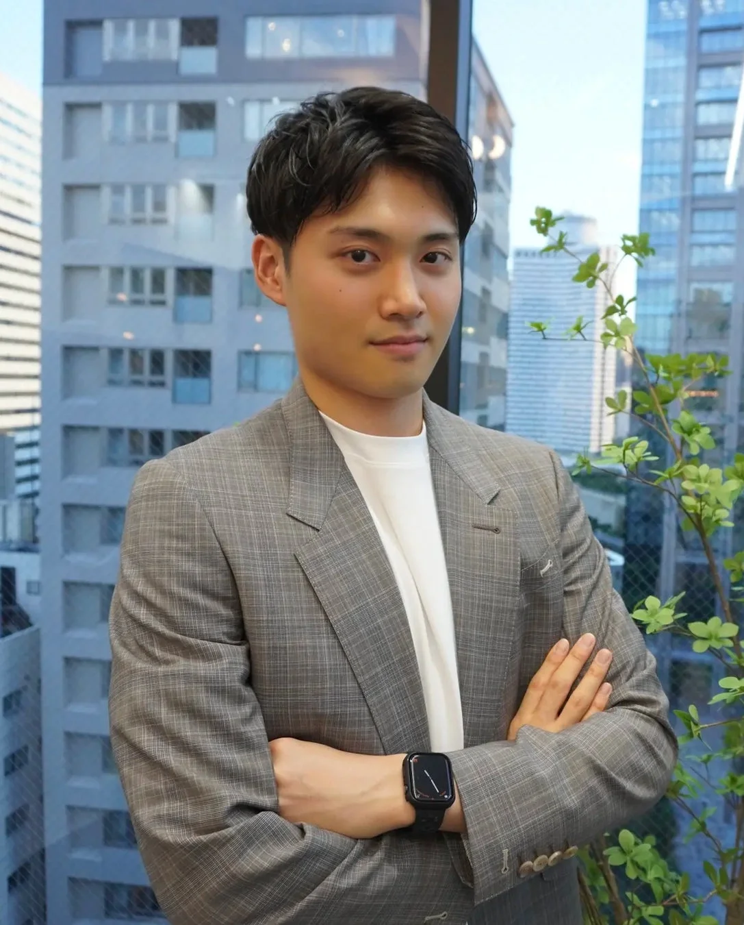 グレーのスーツを着た男性のポートレート