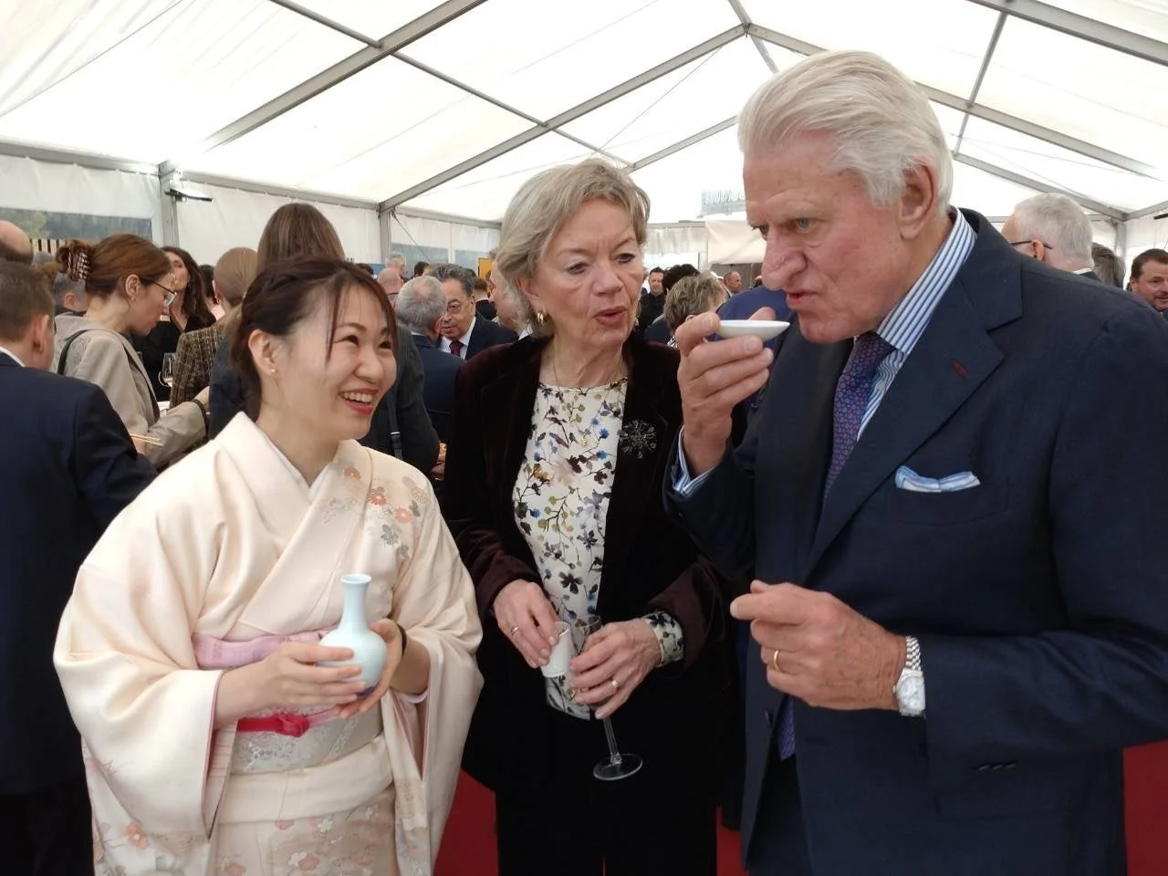 着物女性と外国人男性の交流