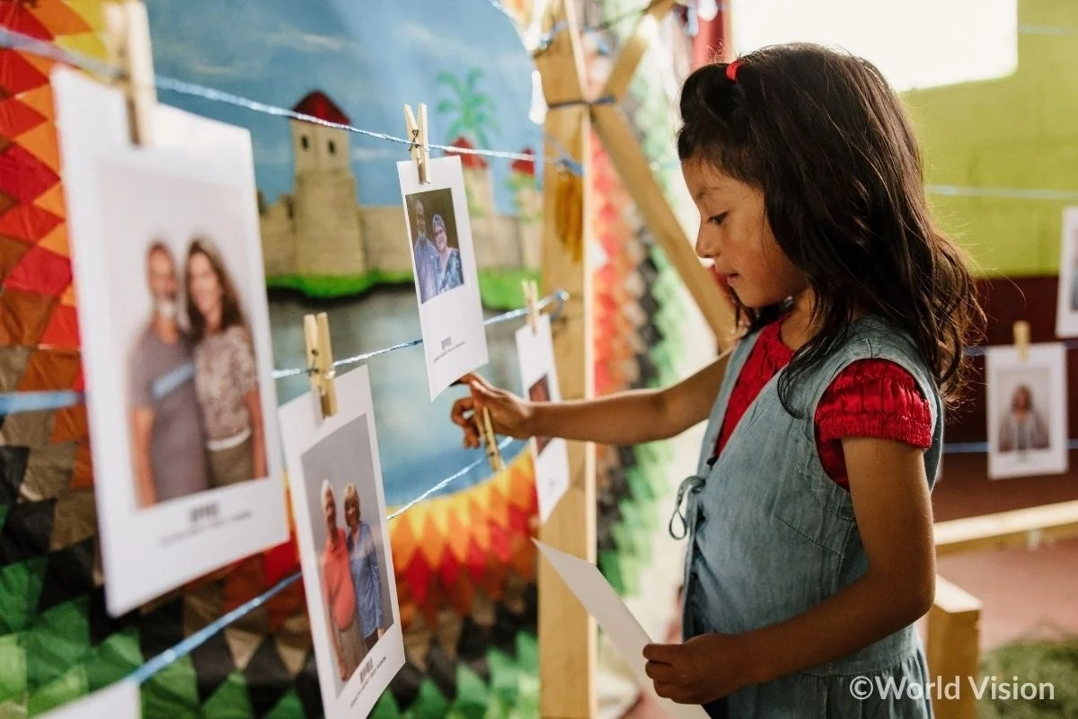 少女が写真を見る様子