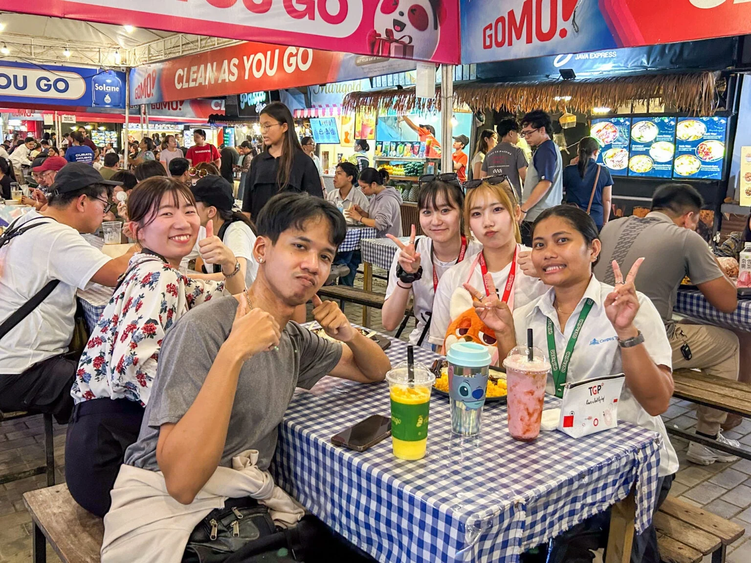 フードコートでの交流