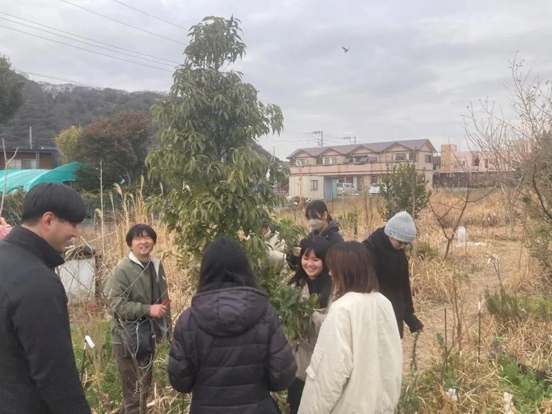 若者が畑で活動している様子