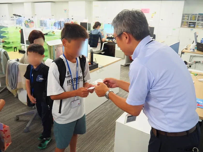 職場見学・名刺交換体験を行う様子