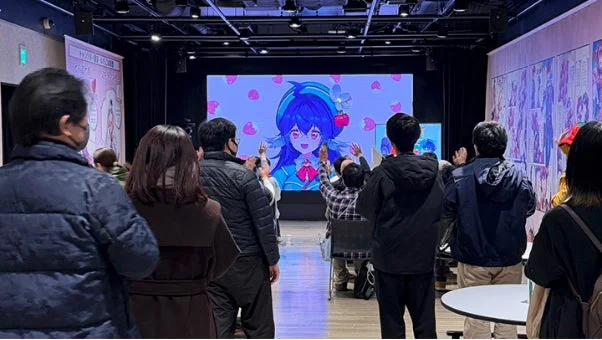 大画面に映し出されたVTuberと交流する観客
