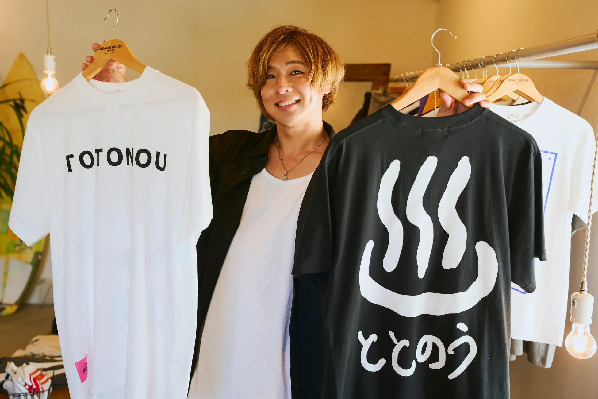 ととのうTシャツを紹介する男性