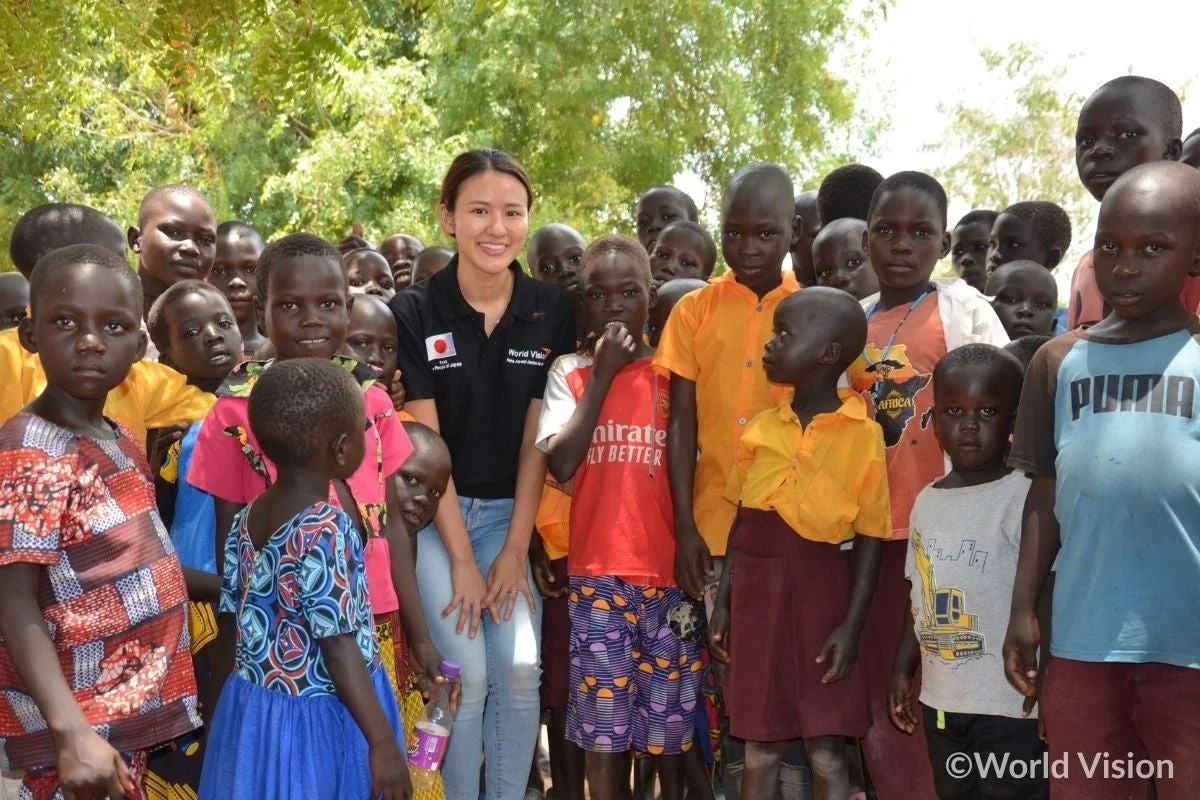 ワールドビジョンスタッフと子どもたち