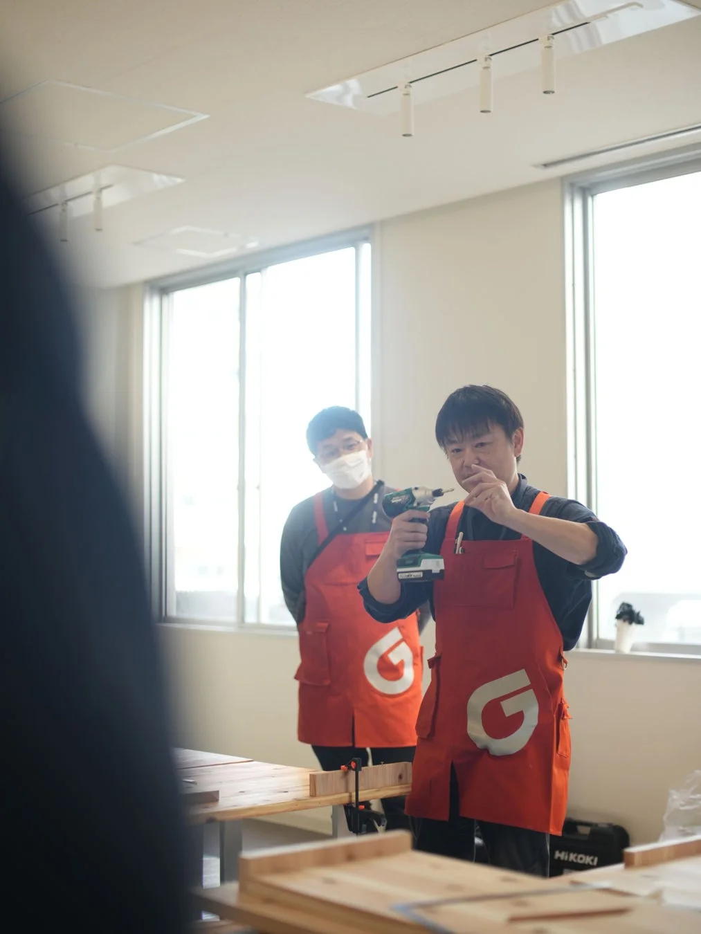 男性が電動ドリルを使用