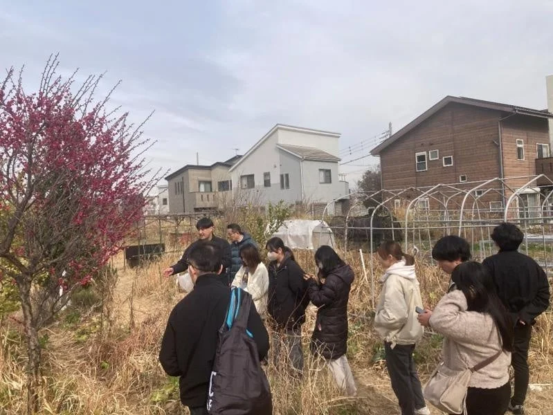 男性がグループに説明している様子