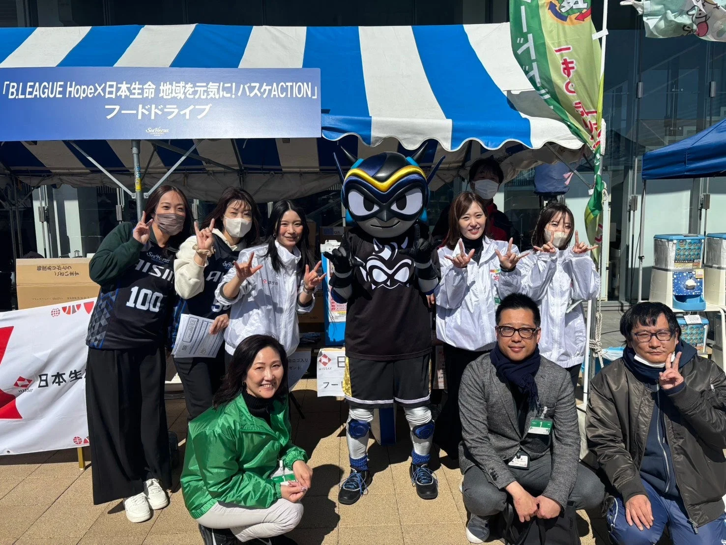 マスコットと参加者の集合写真