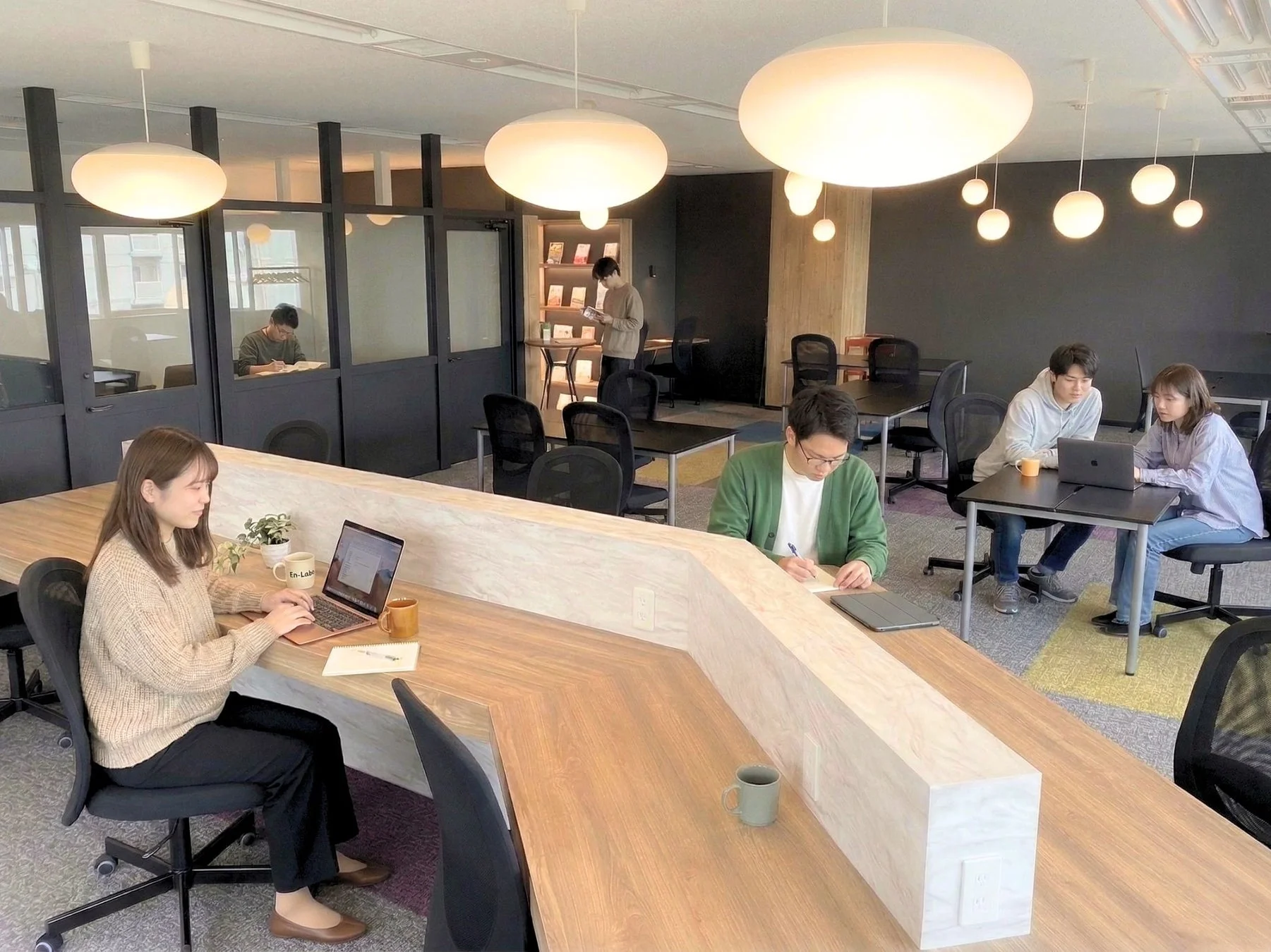 モダンなオフィス空間で作業に集中する人々