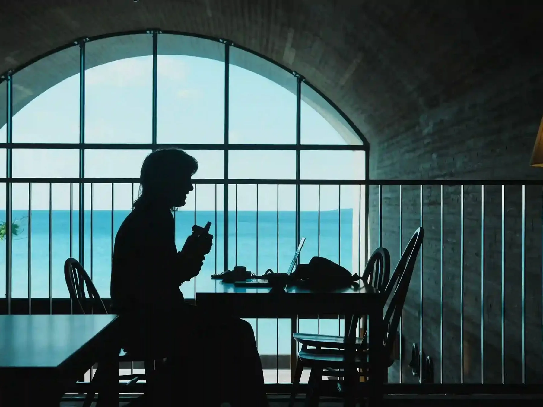 海を望むカフェで作業