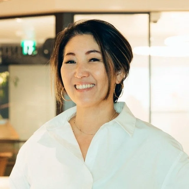 白シャツを着て笑顔の女性