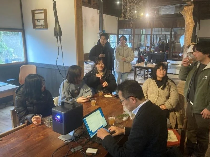 人々がテーブルを囲んで話している様子