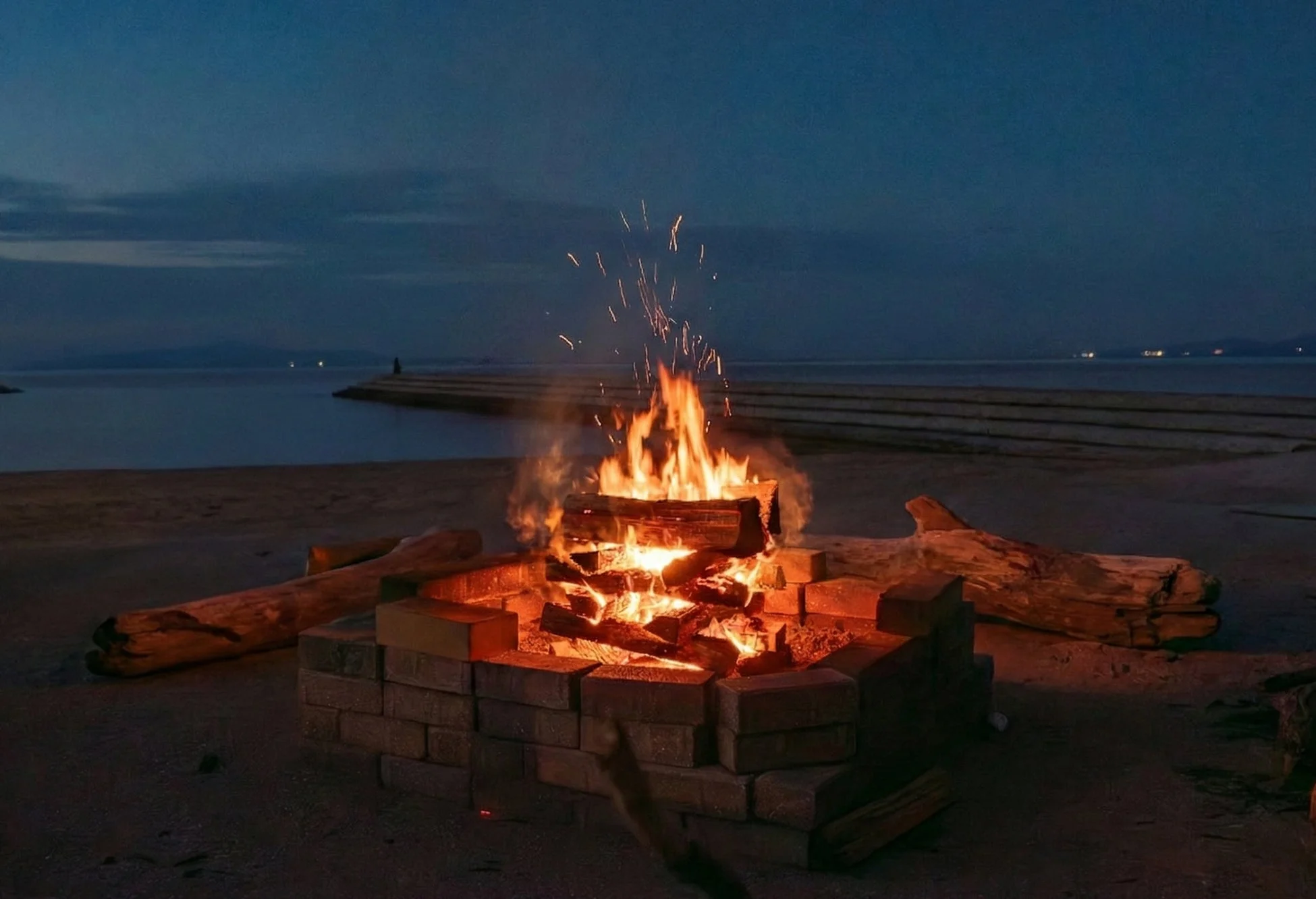 焚き火、ビーチ、夜