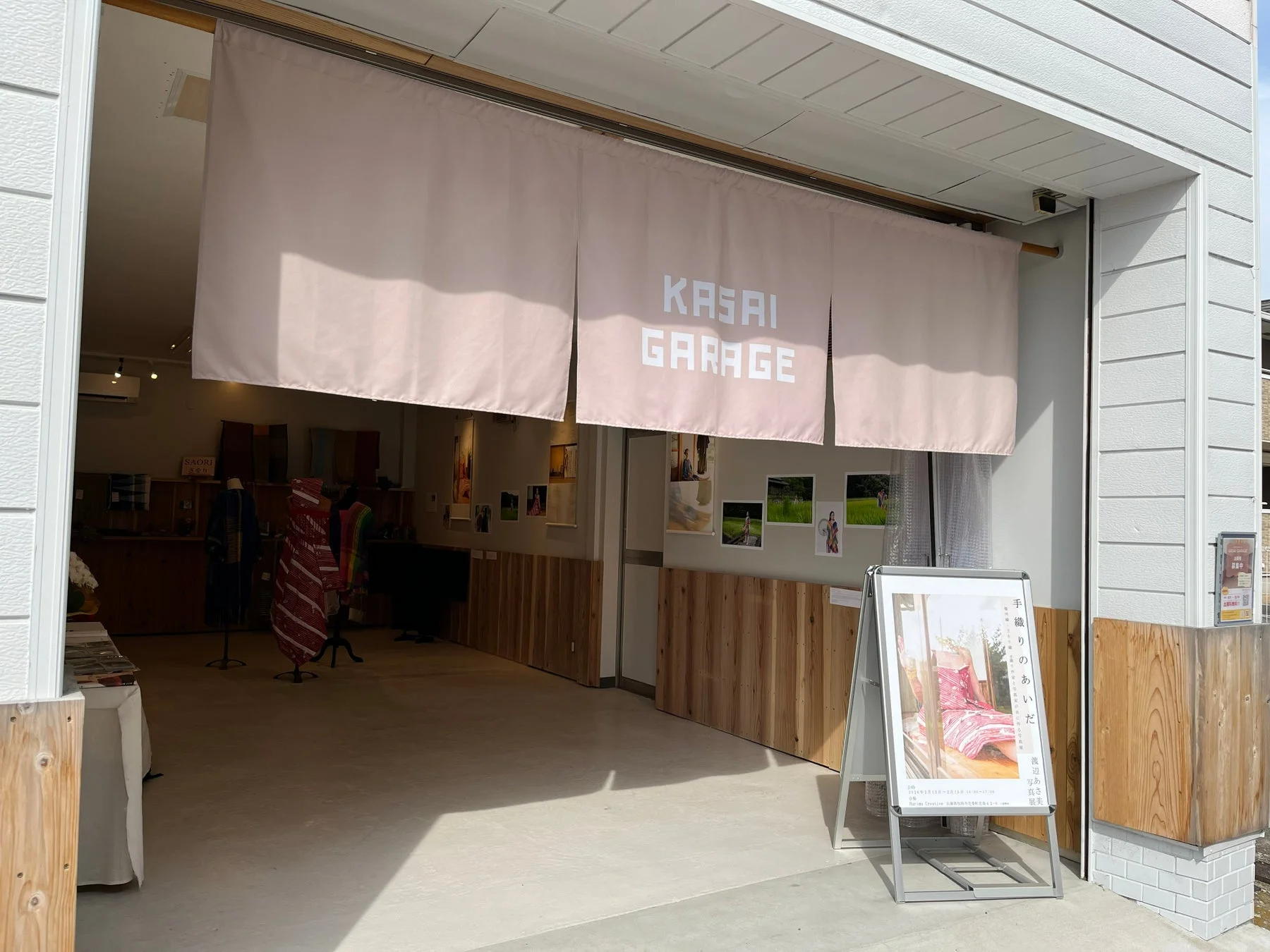 Kasai Garageの外観、手織り写真展の様子