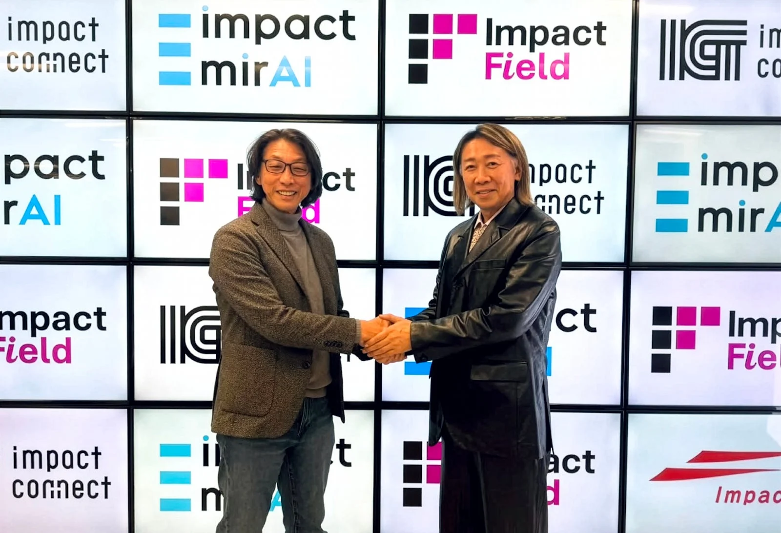 ビジネスシーンで笑顔で握手をする二人の男性