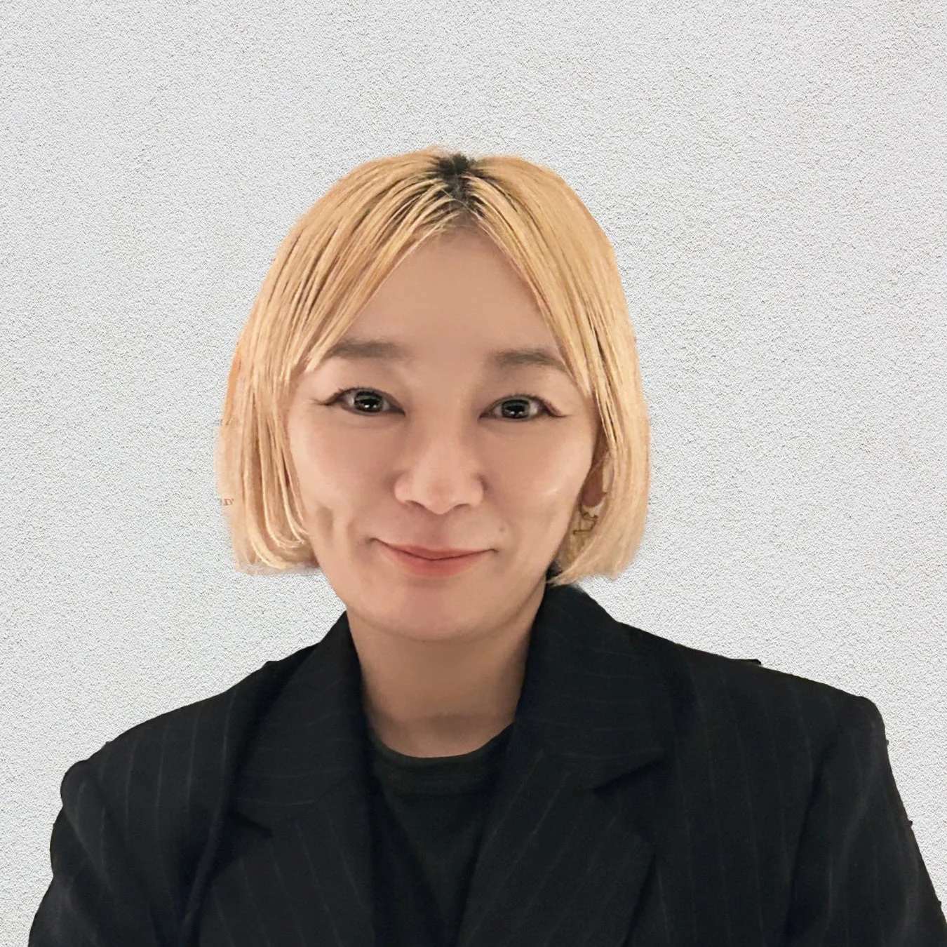 金髪ショートヘアで微笑む女性