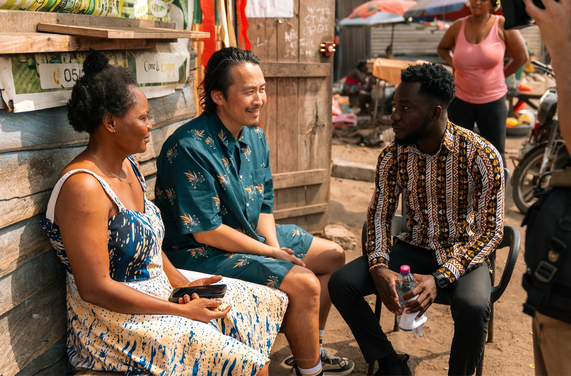 屋外で男女が会話している様子