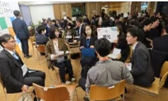 イベントで交流する参加者たち