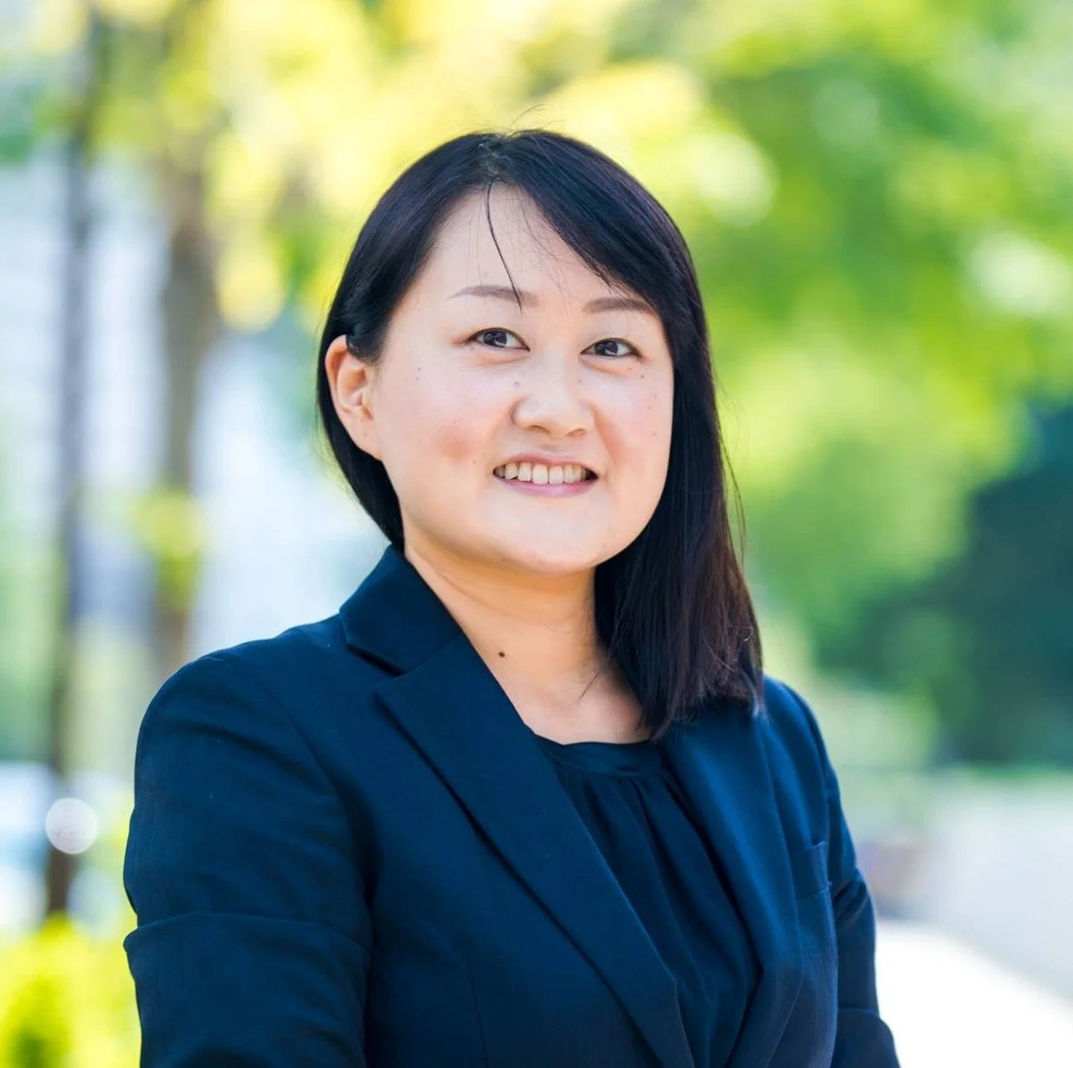 紺色のビジネススーツを着たアジア人女性のポートレート写真