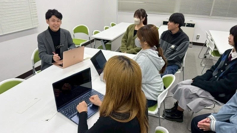 会議で議論する学生たち