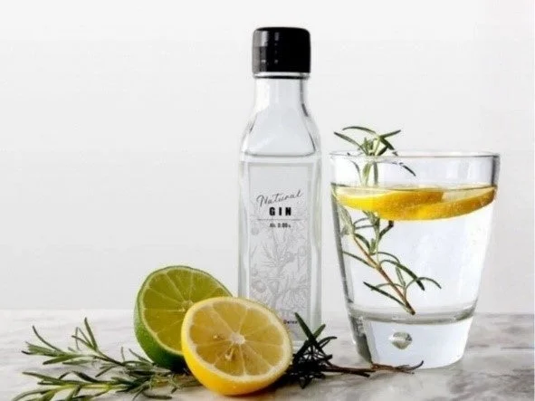 香福ナチュラルGINのボトルとグラス