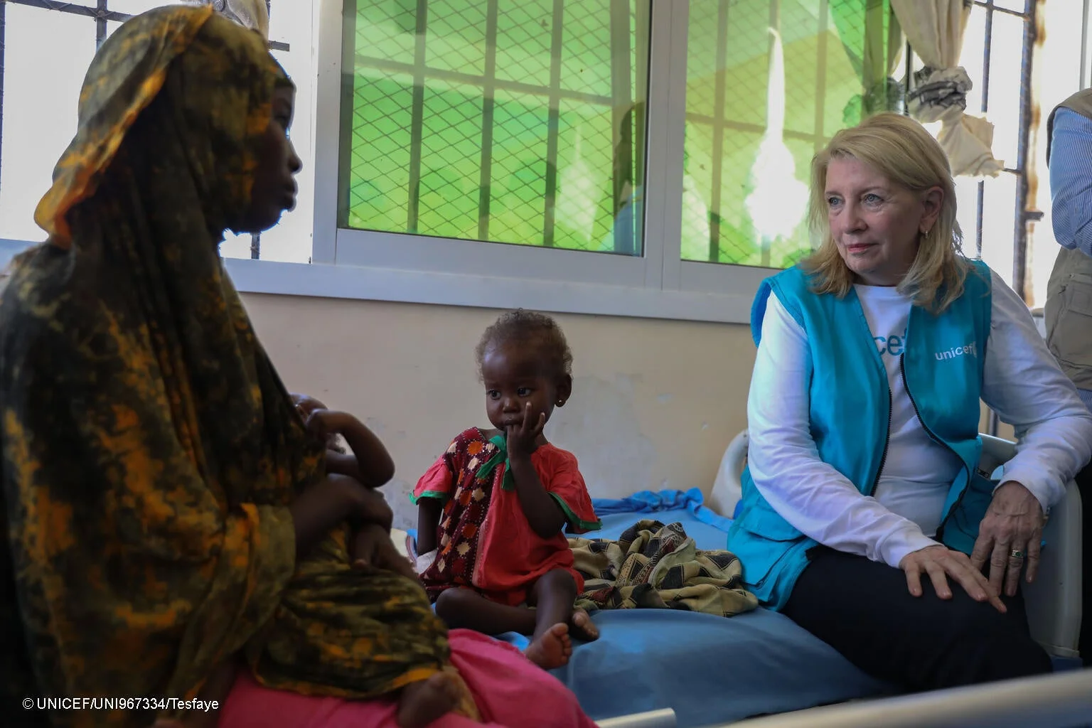 ユニセフ職員と現地の女性、子供