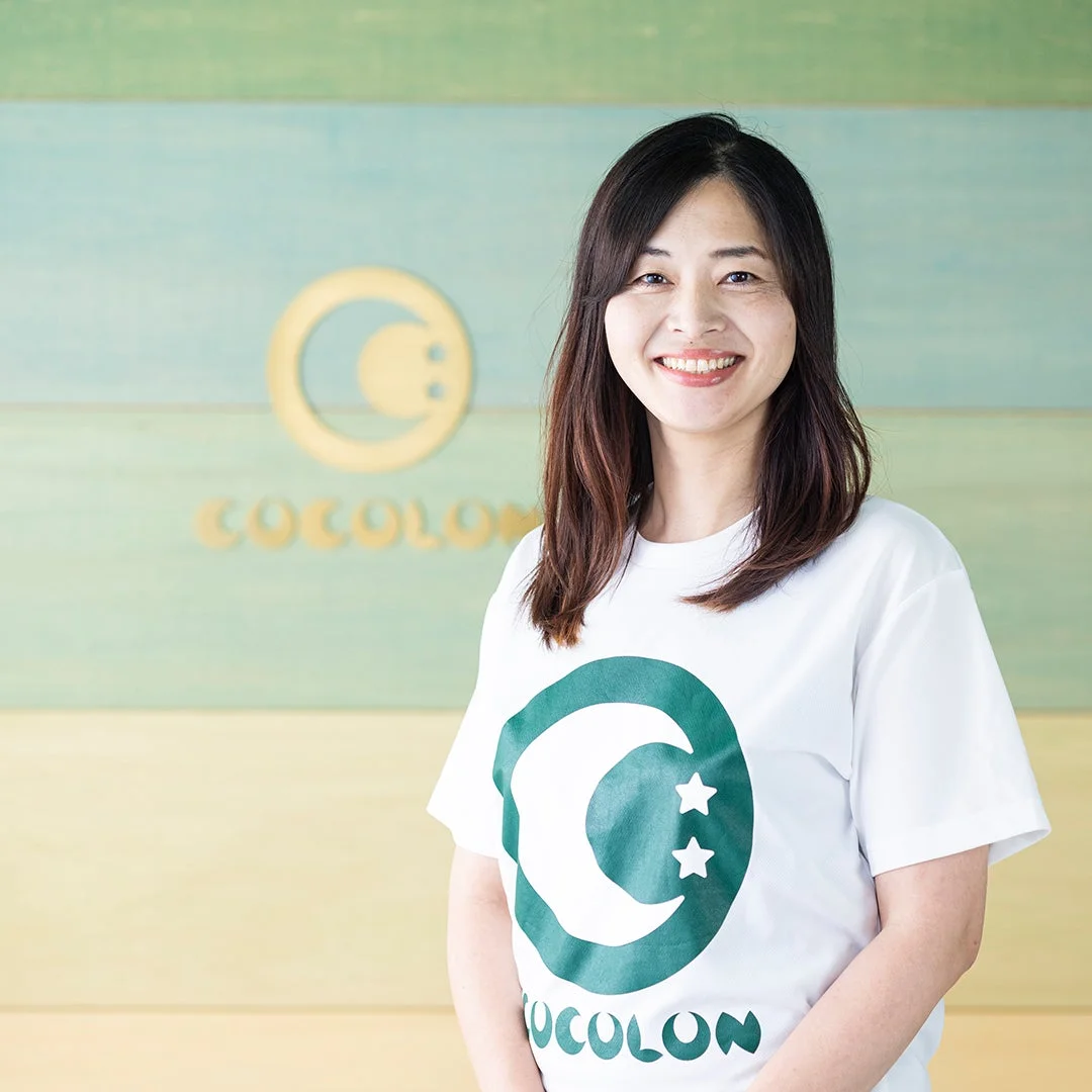 COCOLONのロゴ入りTシャツを着た女性