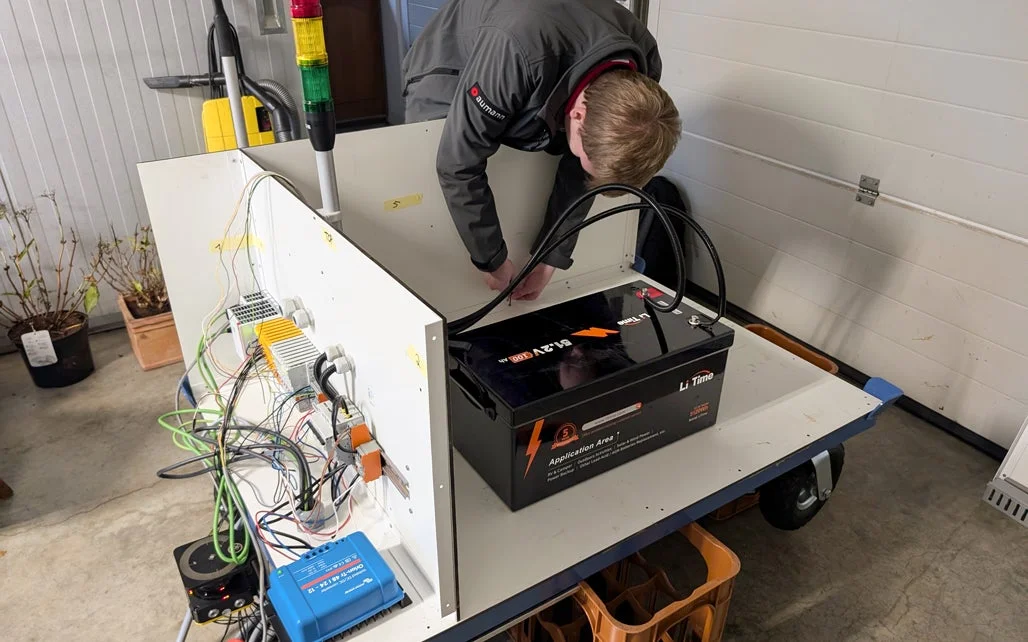 自動運転型搬送車の配線作業