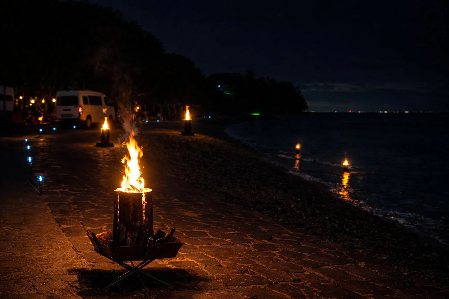 夜、焚き火、海岸