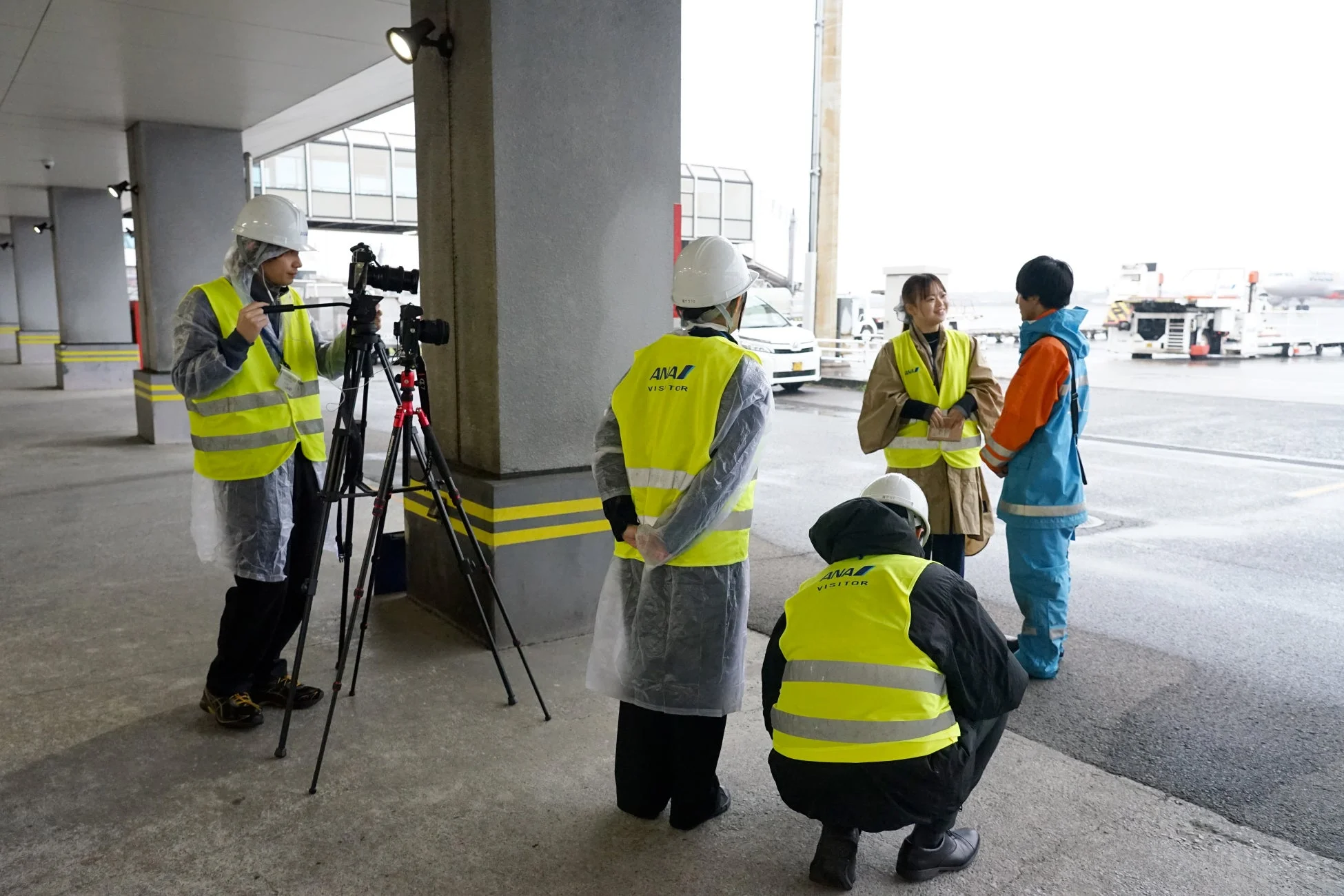 空港で撮影クルーが打ち合わせ