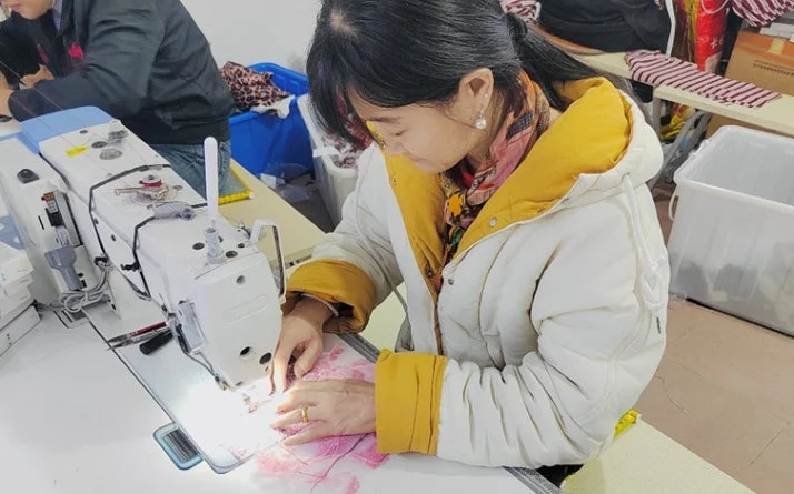 工業用ミシンを操作する女性