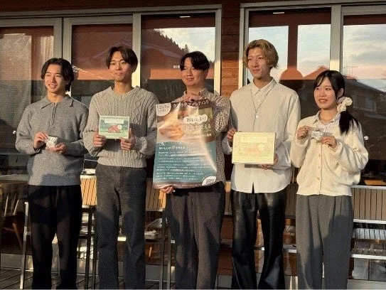 オリーブフリアンを手に笑顔で並ぶ人々