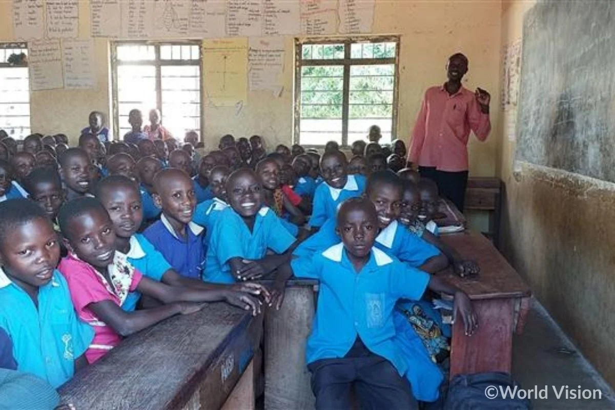 教室で学ぶ子どもたち