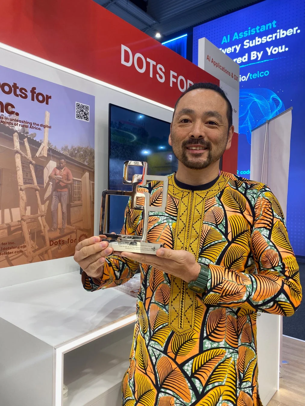 トロフィーを持つ関係者