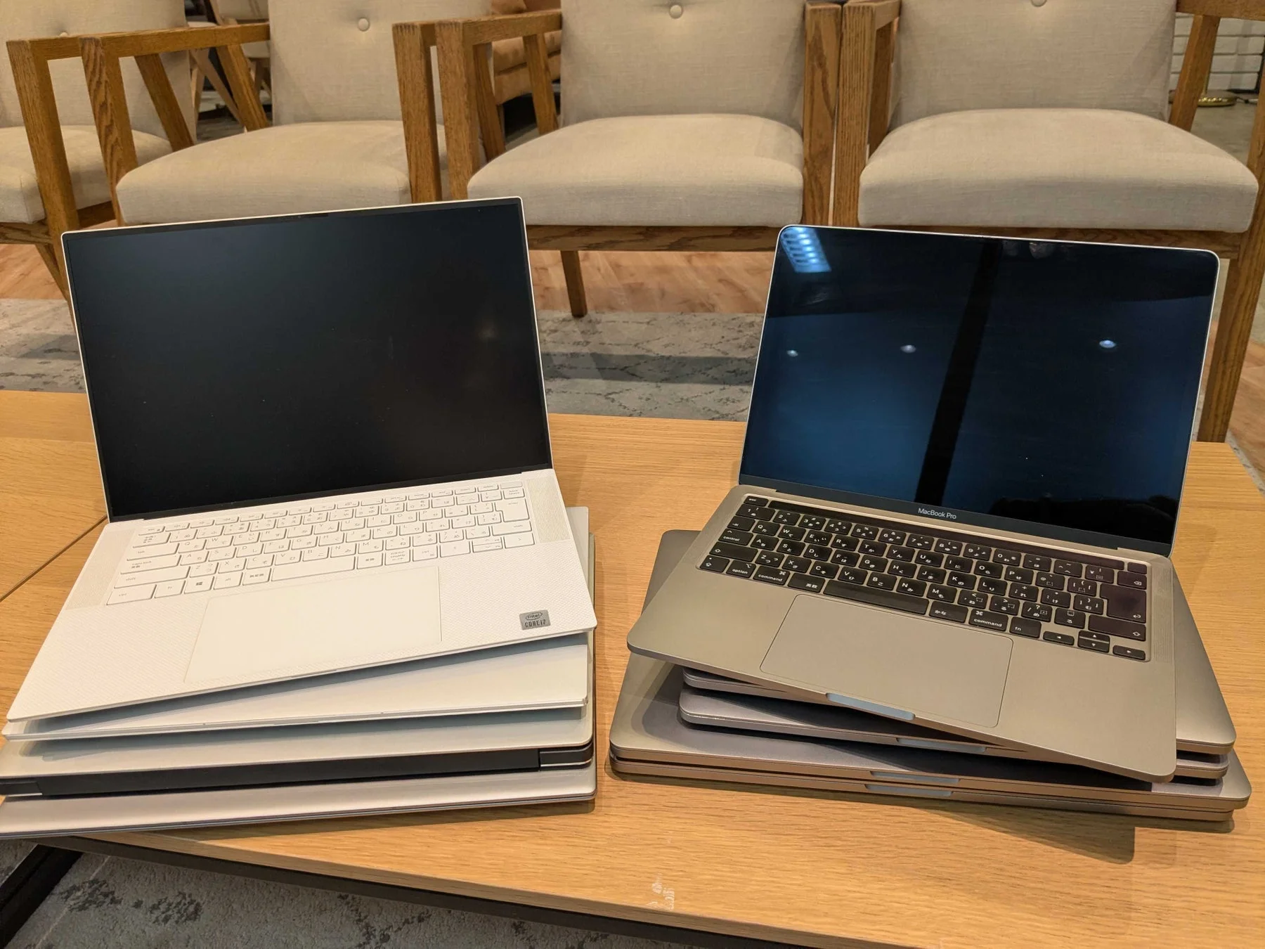 積み重ねられたノートパソコン