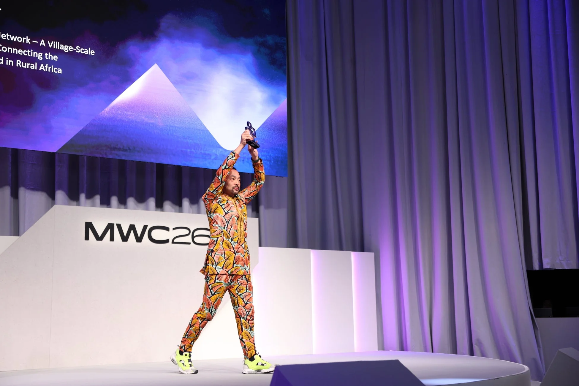 MWCステージでトロフィーを掲げる