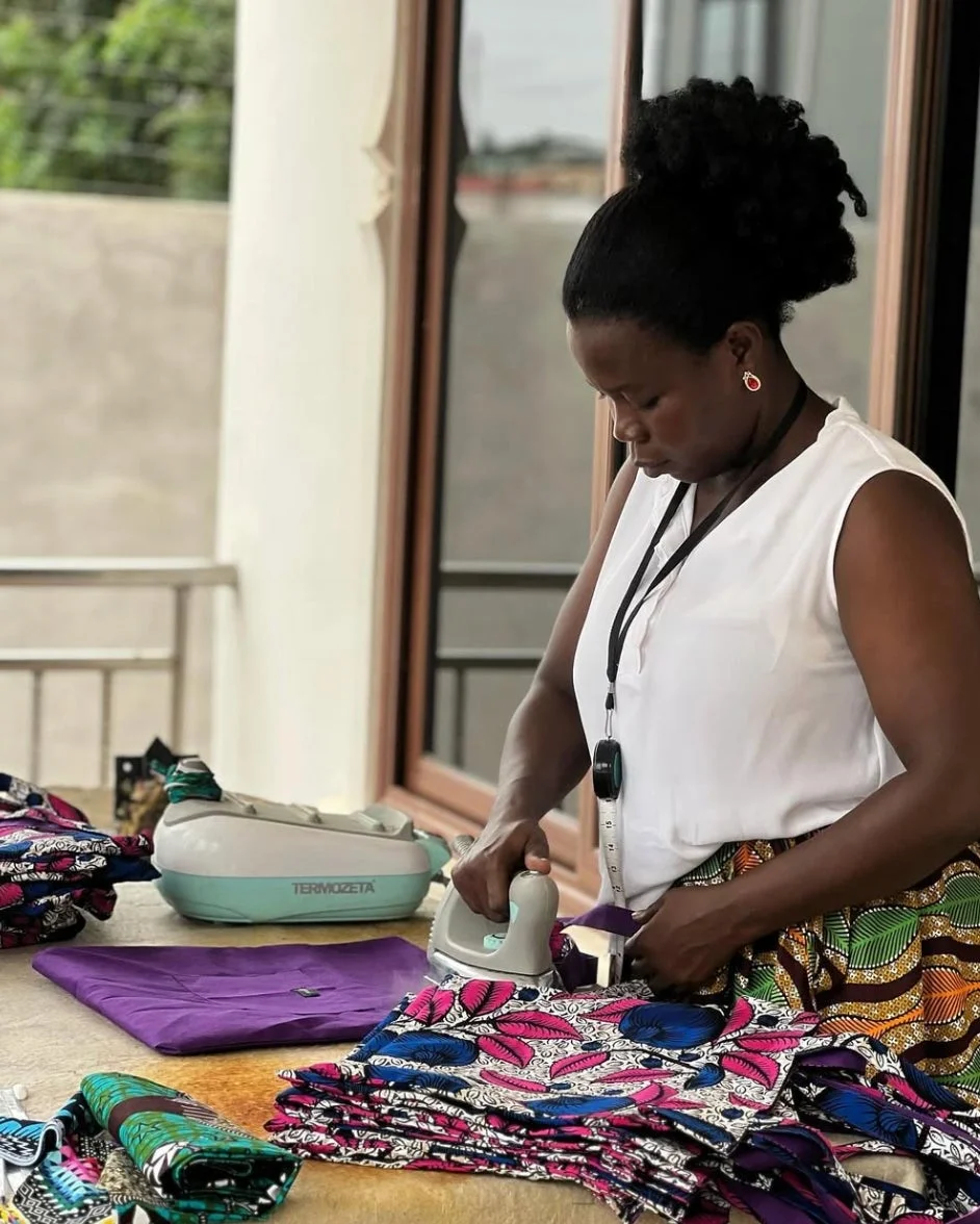 女性が布にアイロンをかけている様子