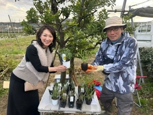 ハーブ苗を持つ人々