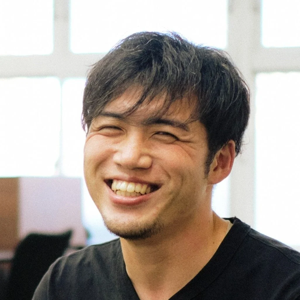 笑顔で目を細めているアジア人男性のクローズアップポートレート