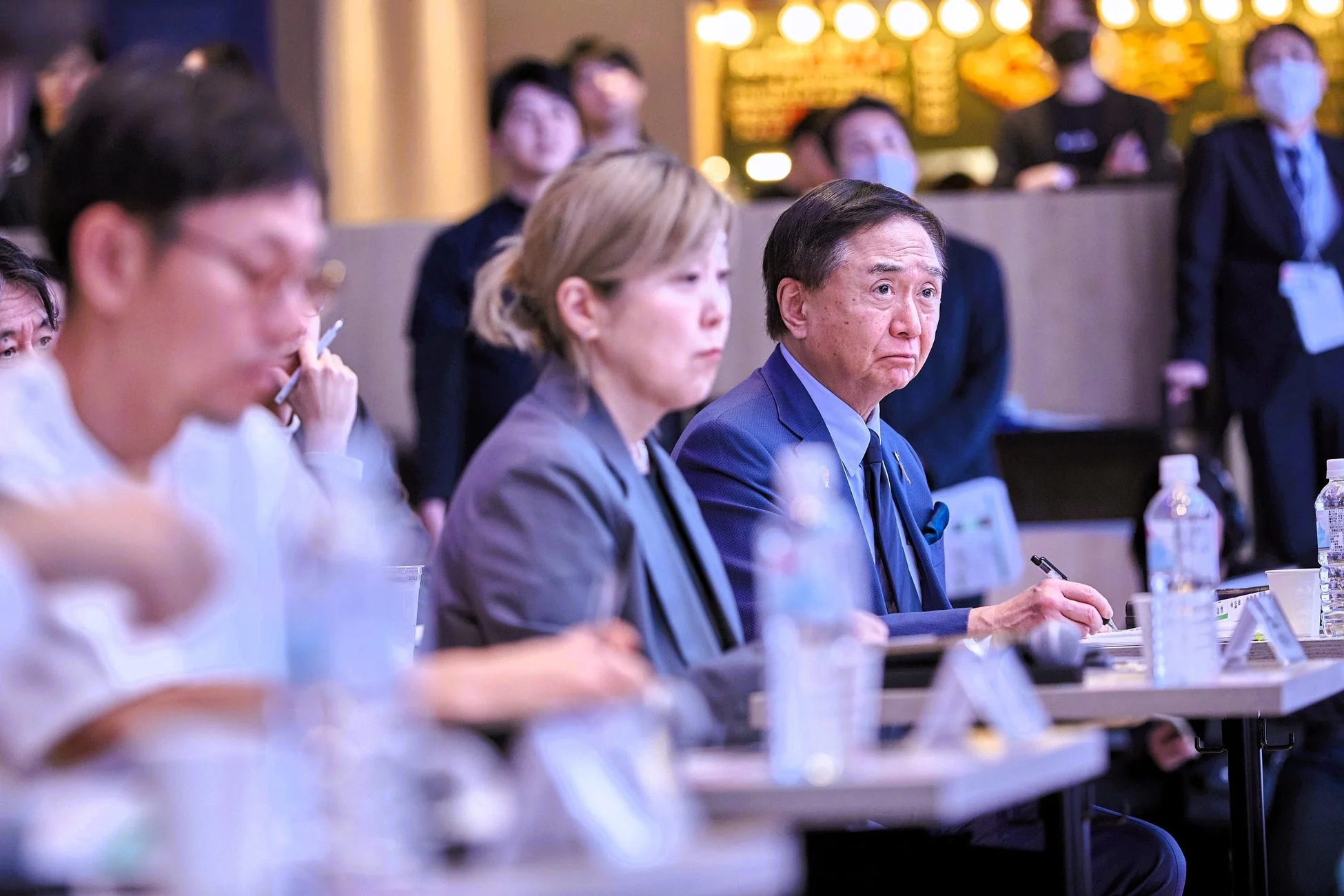 ピッチイベントで熱心に聴講する聴衆