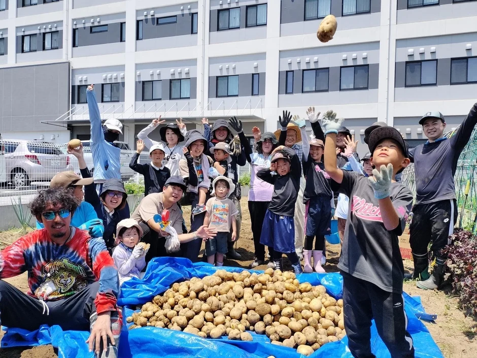 じゃがいも収穫を楽しむ子供たち