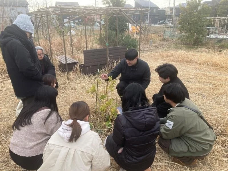 人々が植物を観察している様子