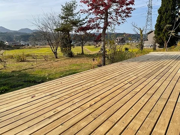 木製デッキと秋の田園風景