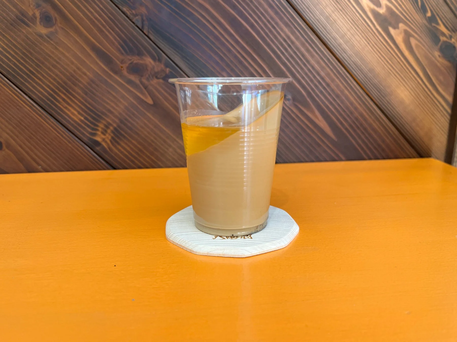 プラスチックカップ入りの二層の飲み物