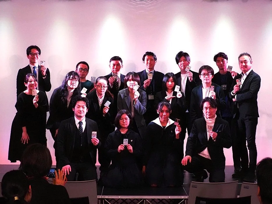 イベント会場で撮影された約20名の集合写真