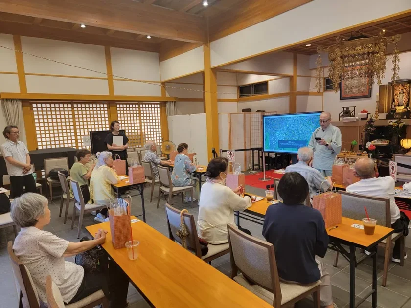 和風の広間で行われる終活スマホ教室