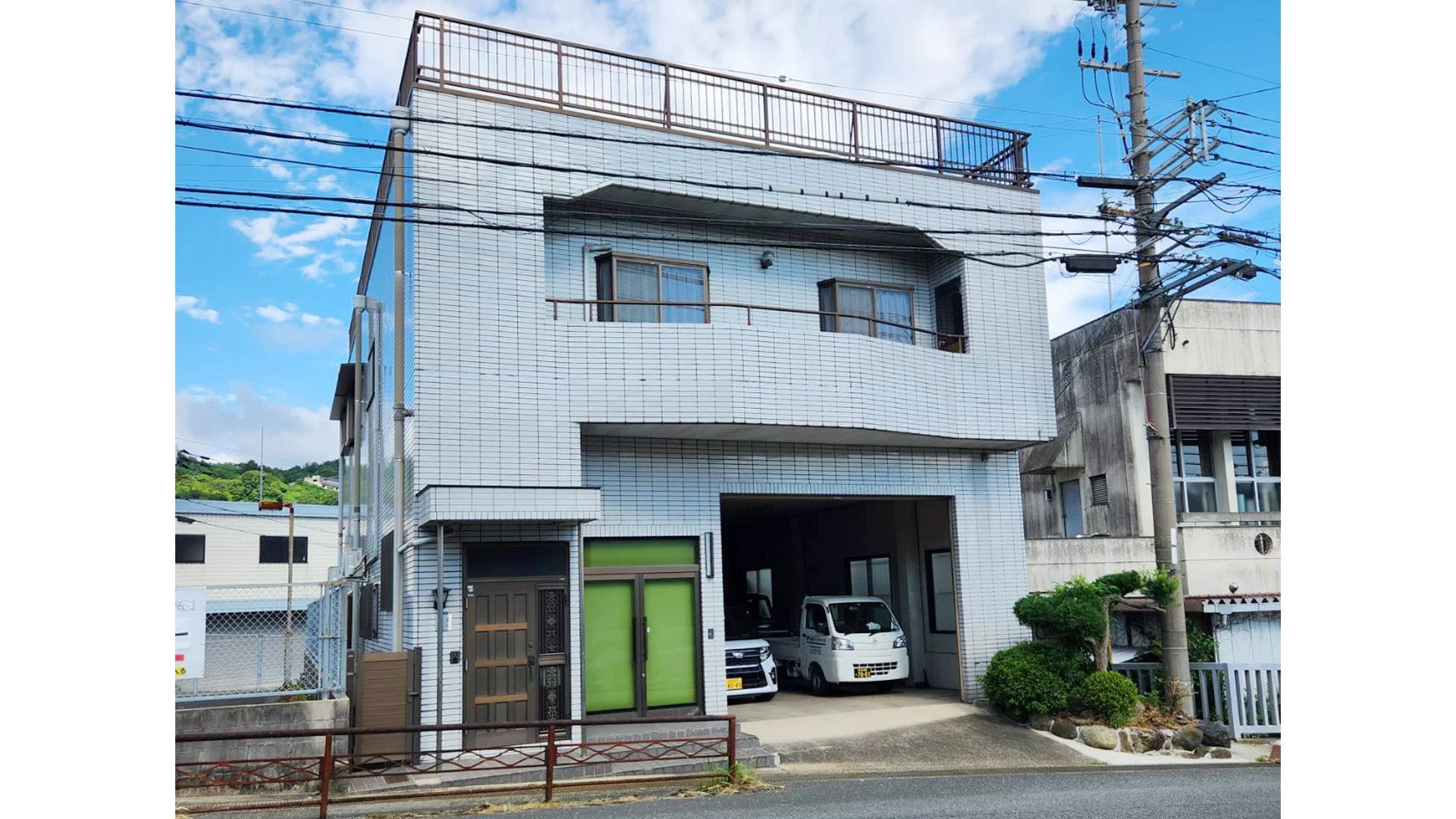 白いタイル張りの建物