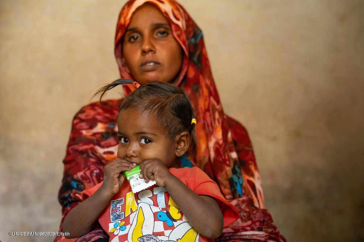栄養補助食品を食べる子ども