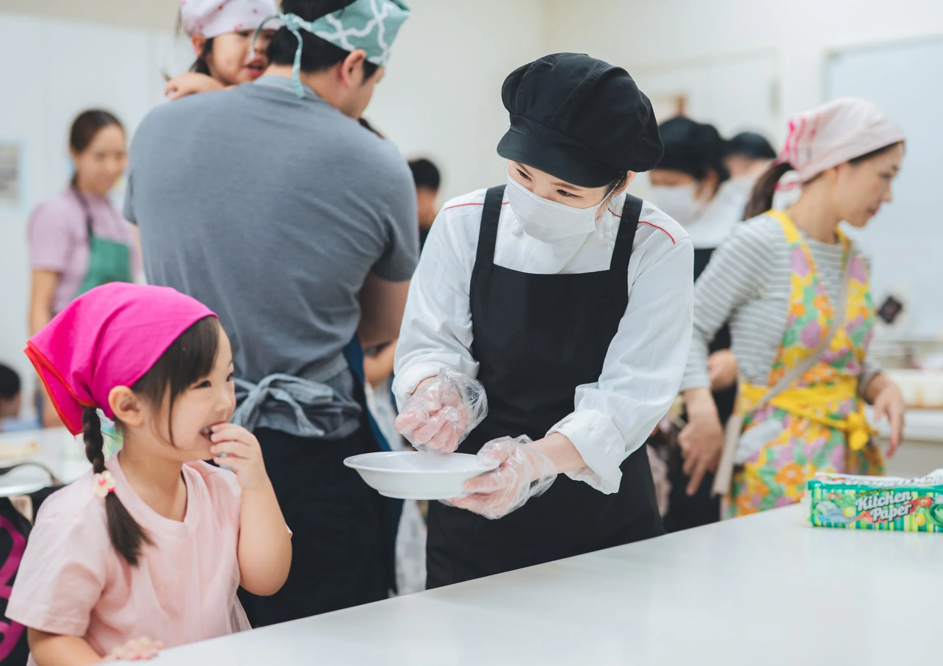 料理教室で子供たちに教える講師