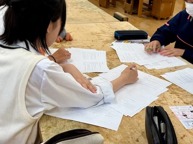 生徒が机で勉強している様子